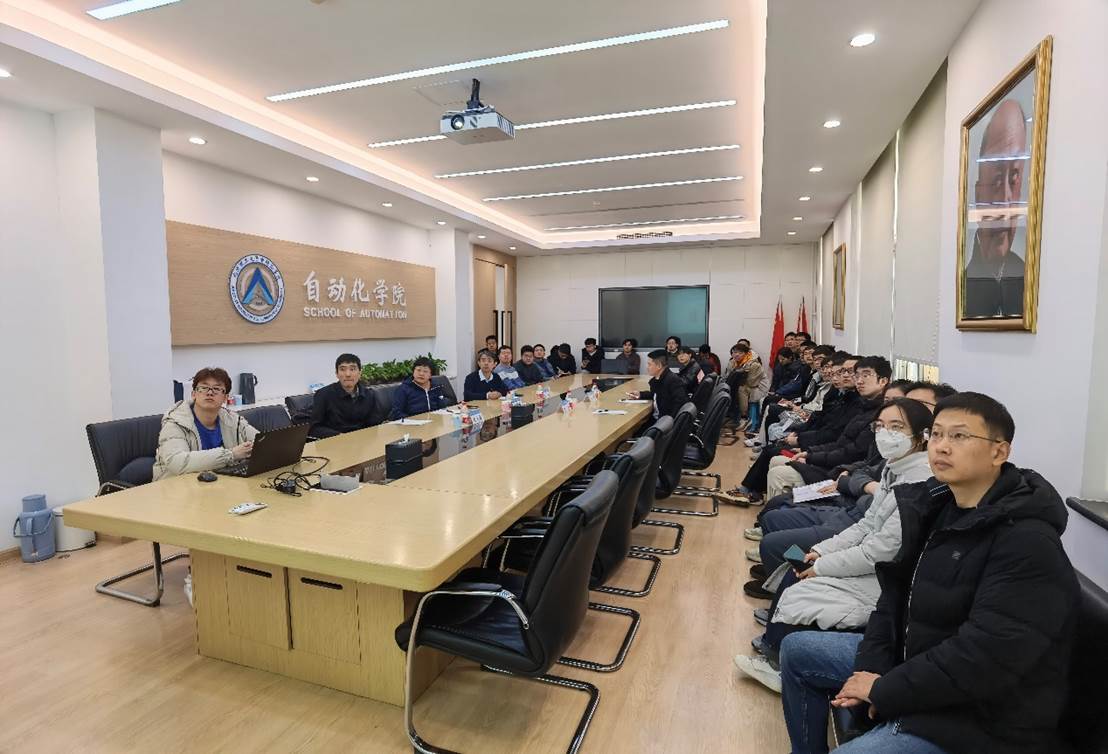 人们在房间里  中度可信度描述已自动生成